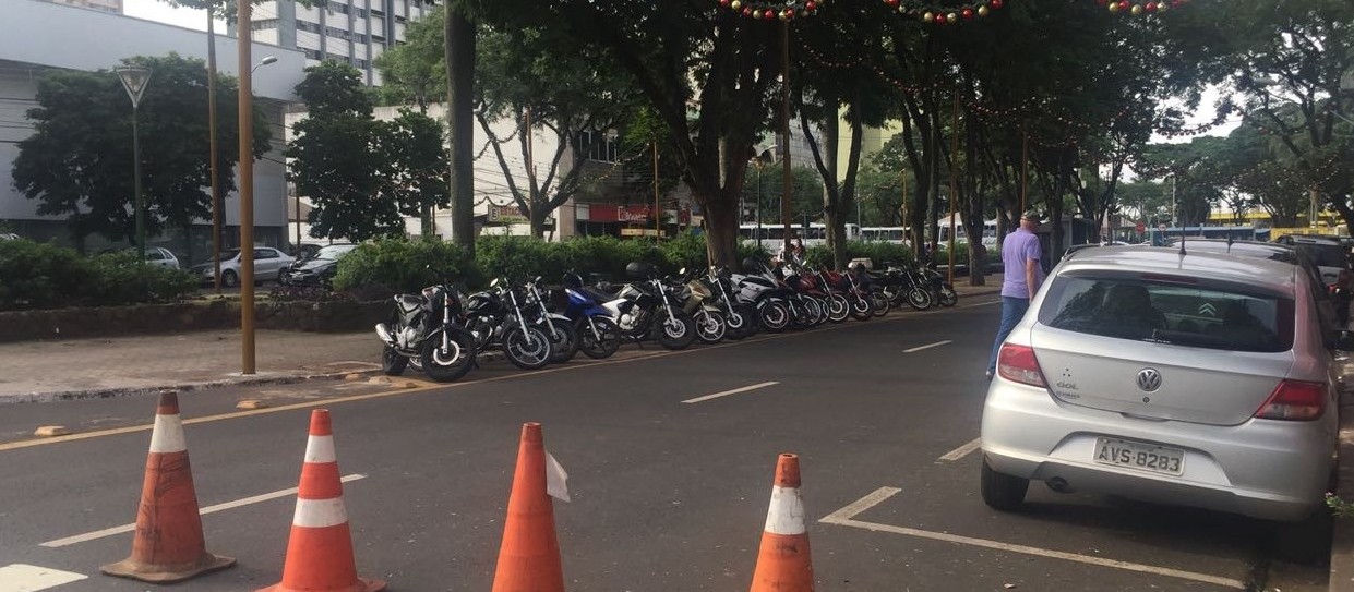 Decoração natalina prejudica tráfego de caminhões na Avenida Getúlio Vargas