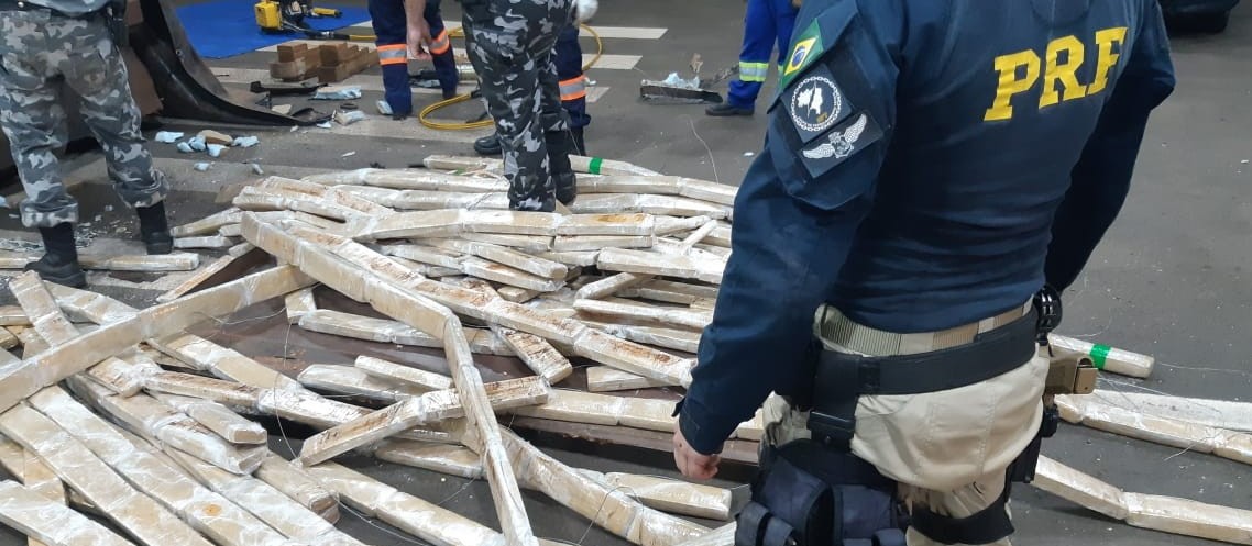 Mais de meia tonelada de maconha é apreendida em fundo falso de carreta