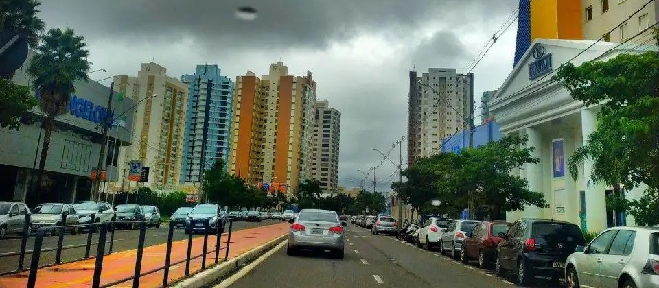 Avanço de frente fria ainda provoca chuvas e derruba temperaturas em Maringá