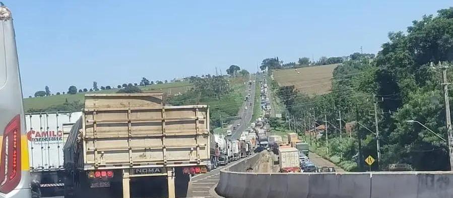 Acidente entre duas carretas deixa trânsito lento na BR-376 em Maringá