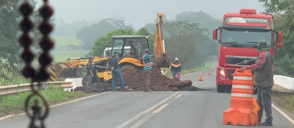 Operários trabalham no reparo da ponte sobre o Rio Pirapó na PR-218