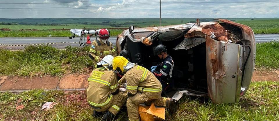 Carro capota após aquaplanar na rodovia entre Maringá e Doutor Camargo