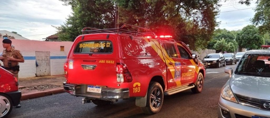 Homem é esfaqueado pelo cunhado em Maringá; depois de ser socorrida, vítima foi presa