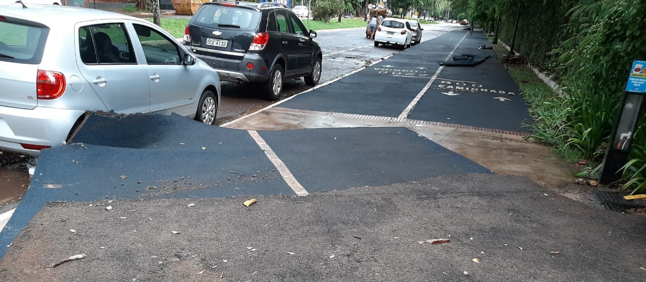 Parte da pista emborrachada do Parque do Ingá se solta durante temporal