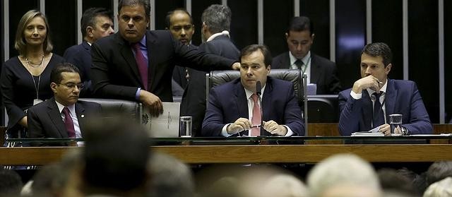 Rodrigo Maia quer instalar CCJ na terça-feira para votar Previdência