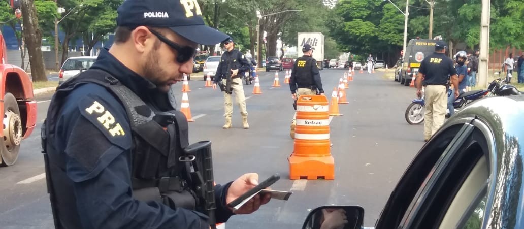 20 veículos são apreendidos na Avenida Colombo