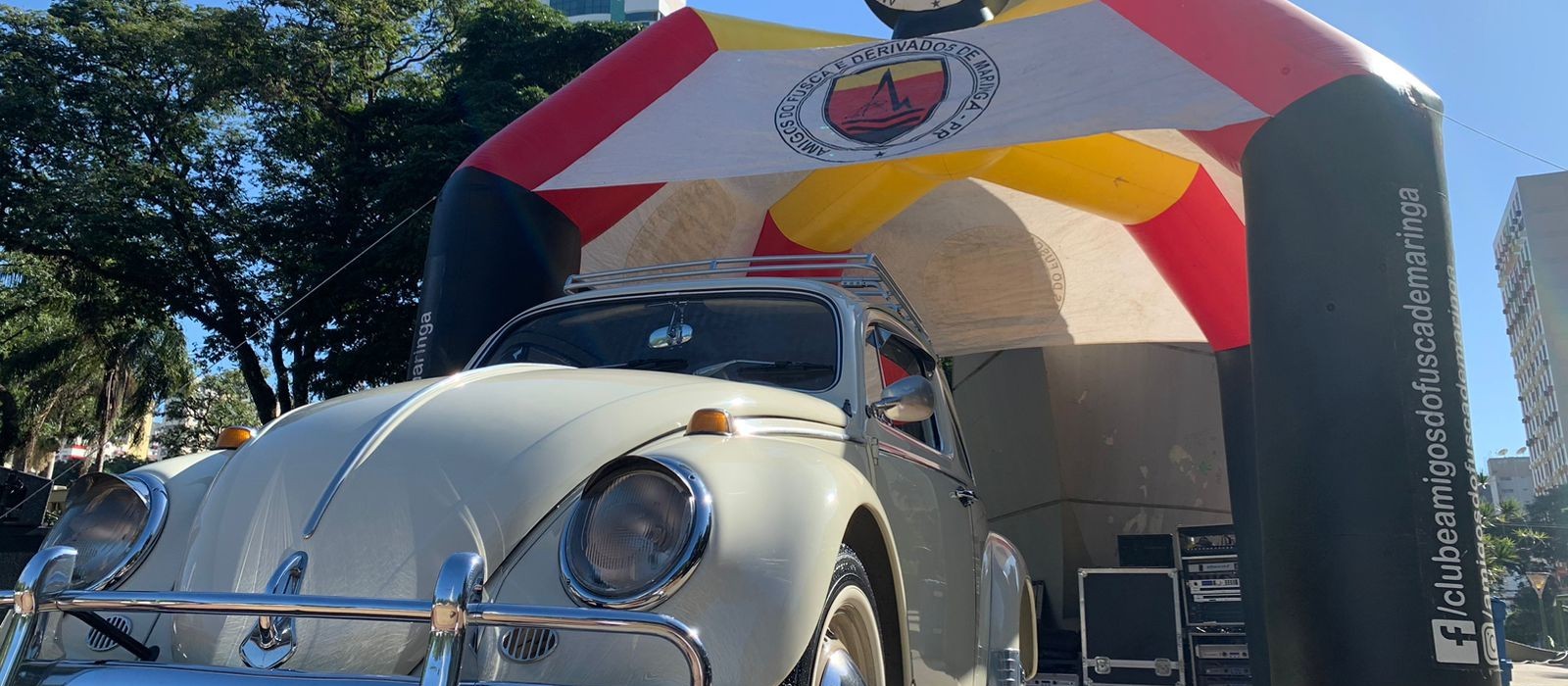 Encontro de carros antigos reúne centenas de colecionadores em Maringá