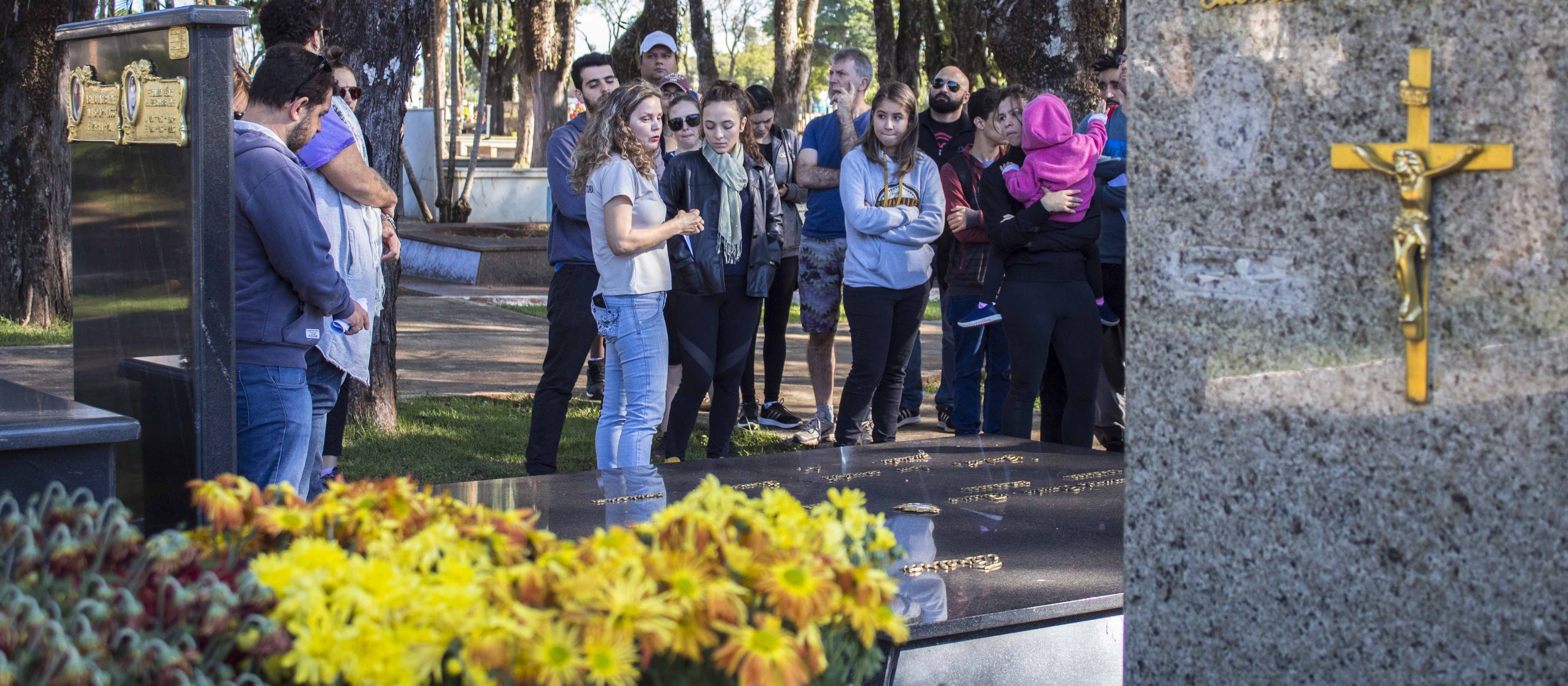 City Tour reúne pessoas e compartilha histórias em meio a túmulos 