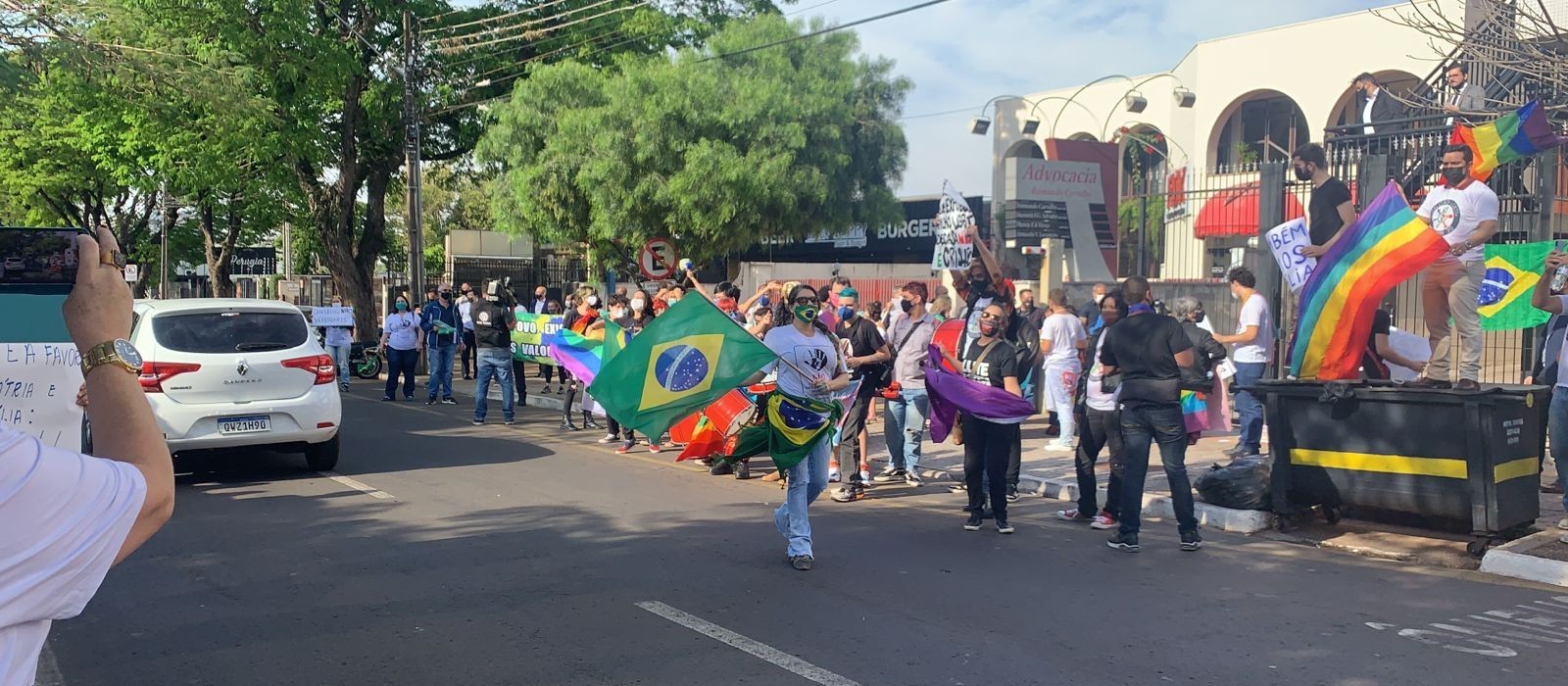 Grupos em defesa e contra acompanham votação de Conselho LGBT