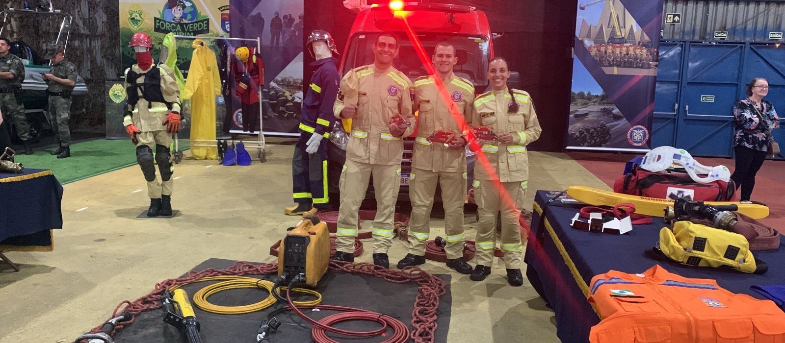 Equipamentos do Corpo de Bombeiros estão expostos em estande da Expoingá