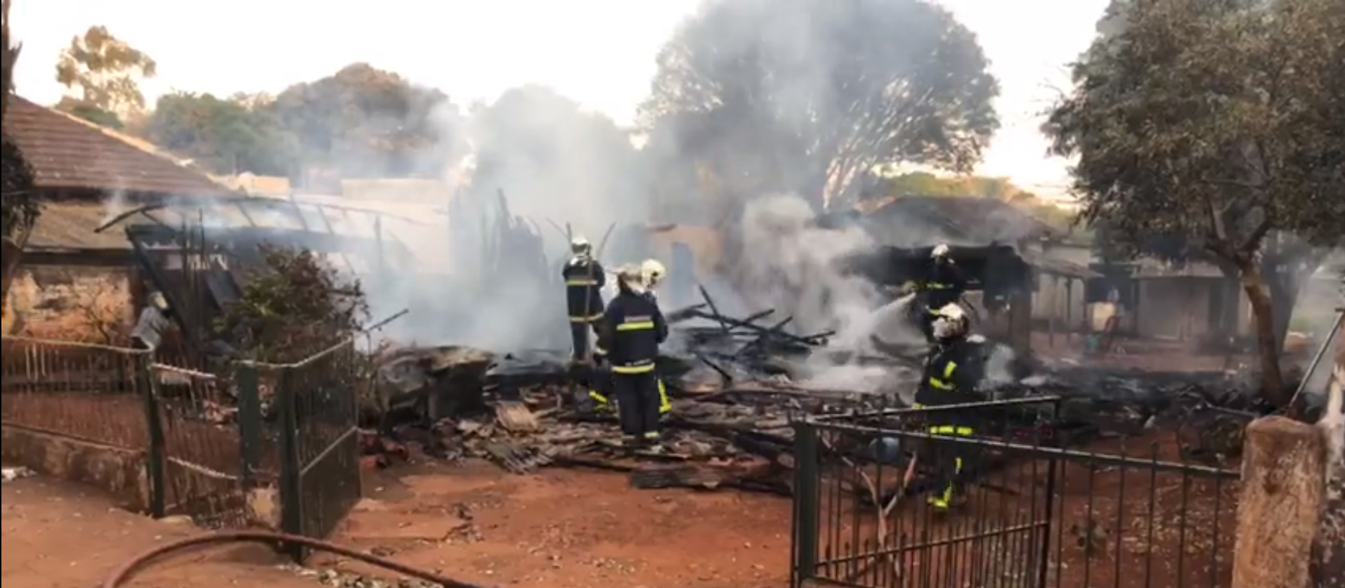 Casa de madeira é destruída por incêndio