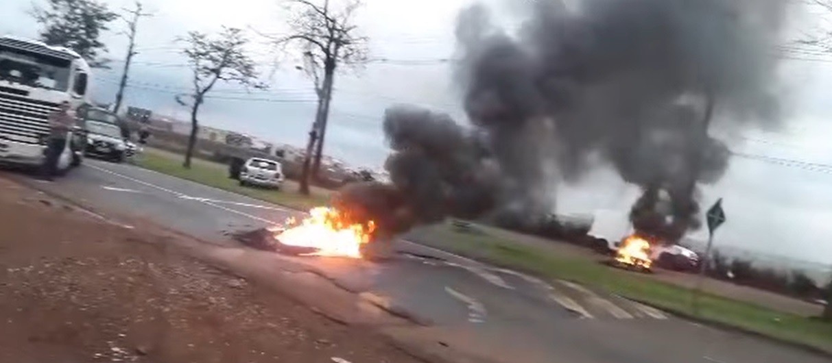 Protesto na PR-317 dificulta funcionamento do transporte coletivo em Maringá