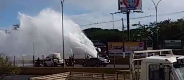 Agentes de trânsito orientam motoristas próximo ao Parque de Exposições de Maringá  