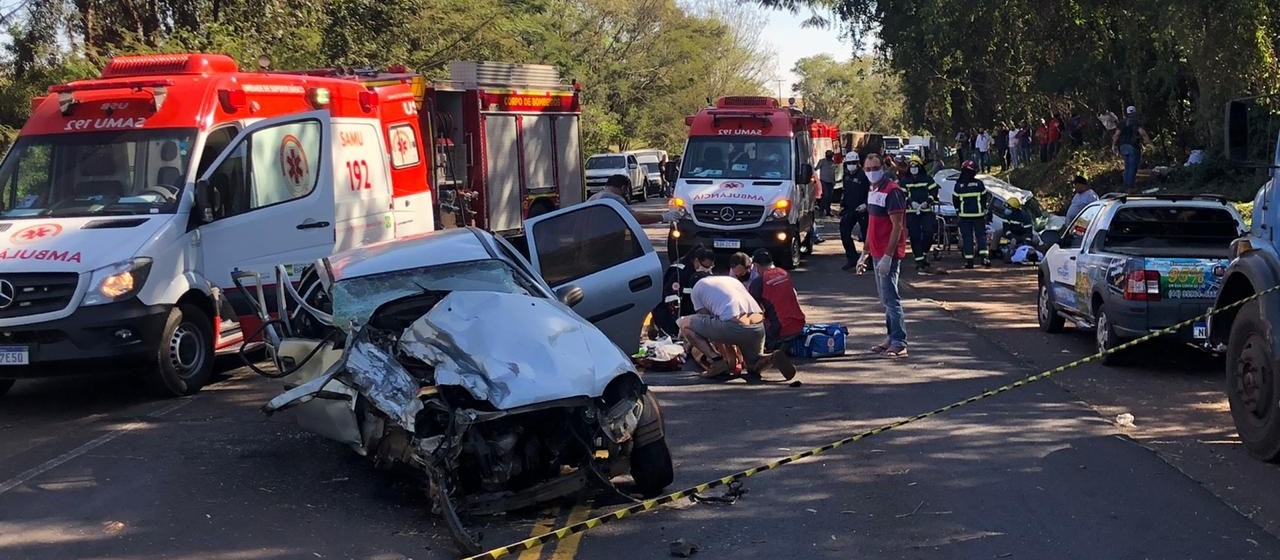 Carros batem de frente e pelo menos sete ficam feridos na PR-323