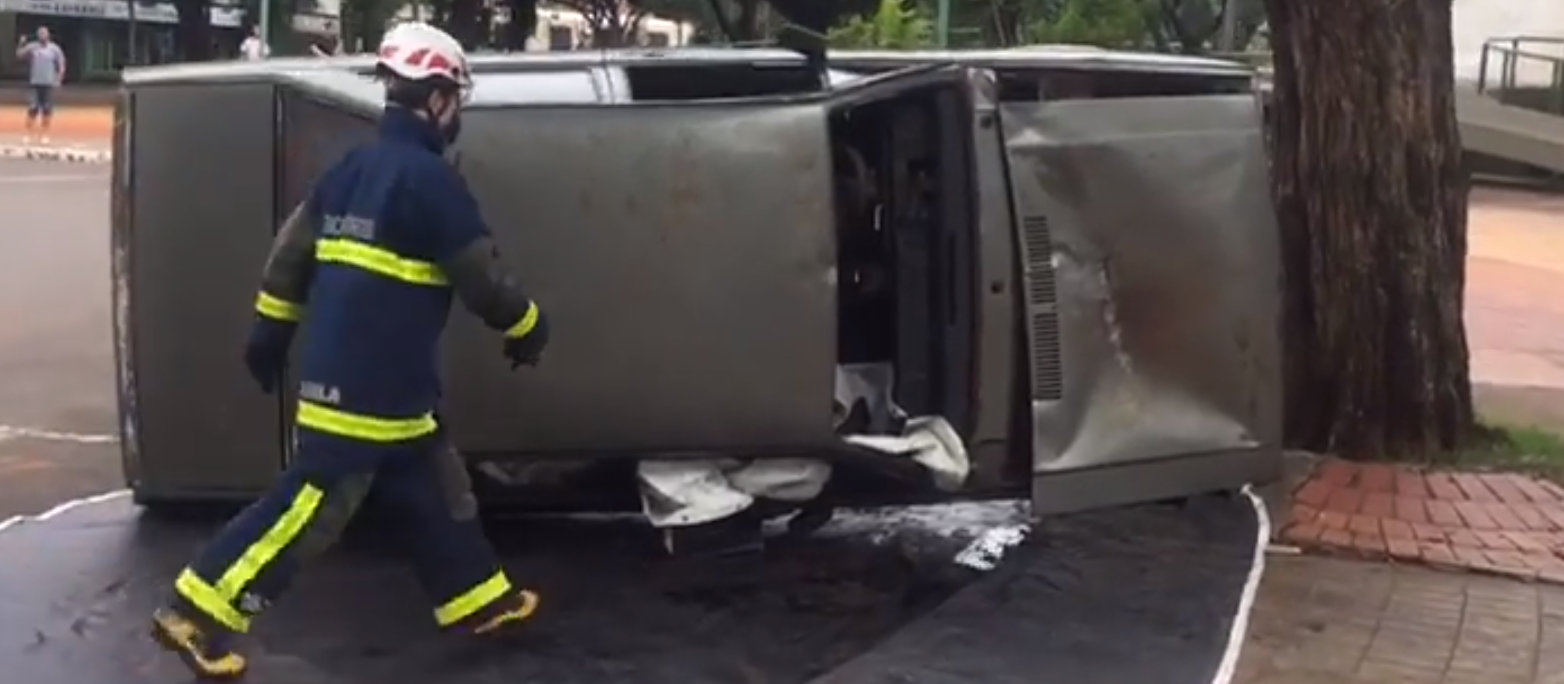 Resgate em acidente simulado atrai atenção no centro de Maringá