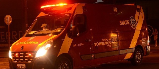 Ciclista fica em estado grave ao ser atropelado por ônibus