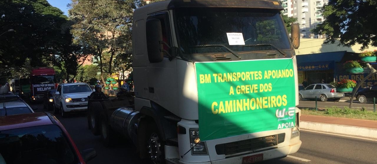 Caminhoneiros fazem carreata no centro de Maringá