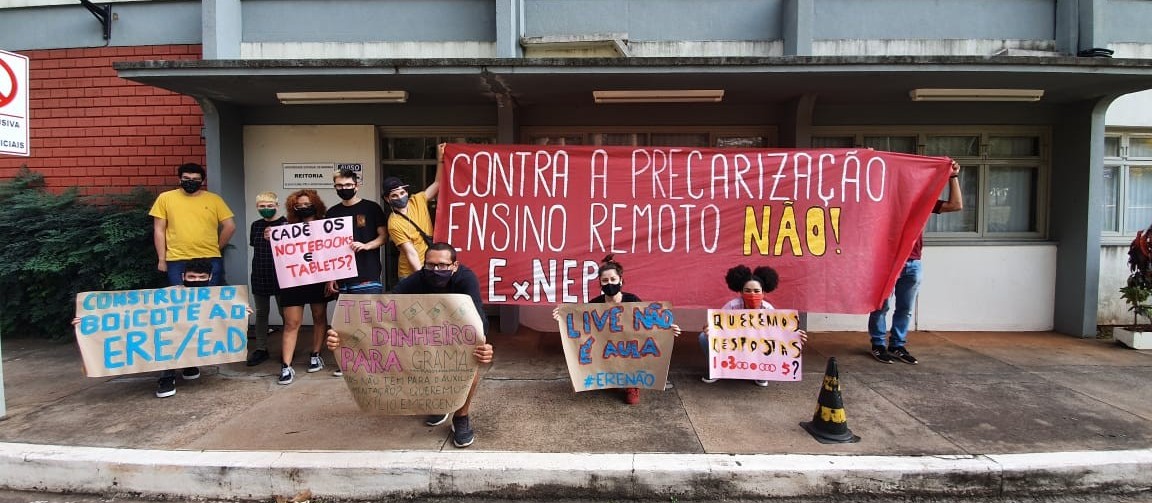 Estudantes da UEM entregam carta de reivindicações para reitor