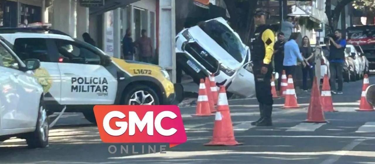 Caminhonete capota na avenida Paraná em Maringá após batida em cruzamento