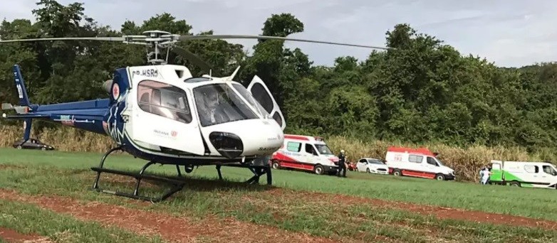 Trator perde freio e tomba carroceria com oito pessoas