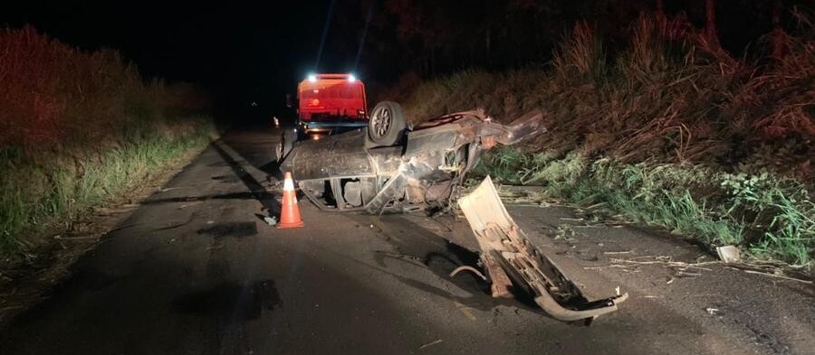 Jovem morre após bater carro contra barranco e ser ejetado na PR-542