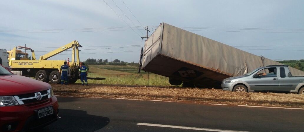 PRF está multando curiosos que param na BR-376 para fotografar retirada de carreta