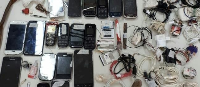 Operação integrada apreende 23 celulares na Penitenciária Estadual