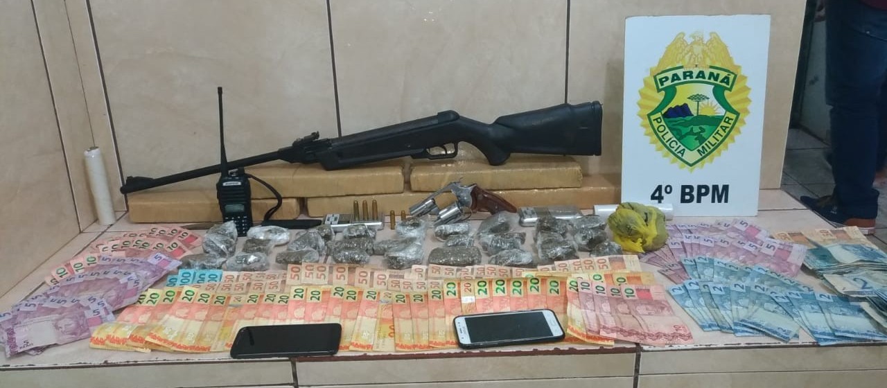 Quatro homens são presos por tráfico de drogas e posse irregular de arma de fogo