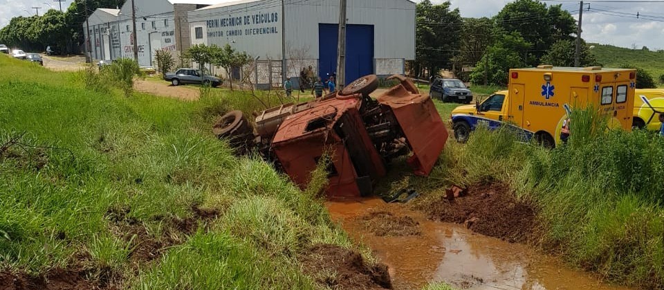 Motorista bêbado bate caminhão e foge, deixando as filhas no veículo