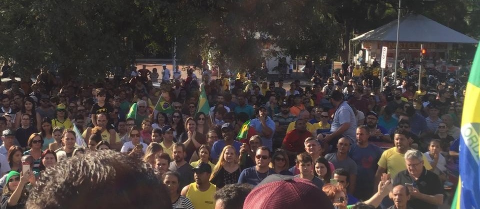 Com gritos de “Fora, Temer”, caminhoneiros fazem protesto na Catedral de Maringá