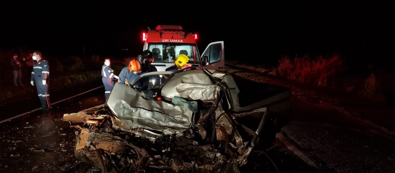 Motorista morre em acidente grave envolvendo duas carretas na região