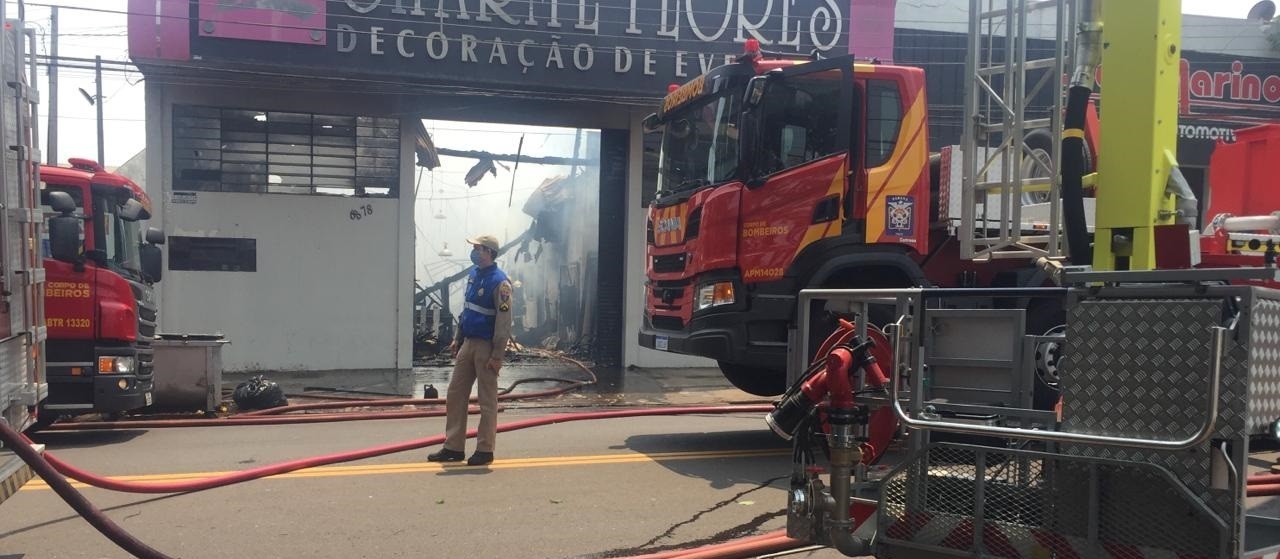 Incêndio destrói empresa de decoração de eventos em Maringá