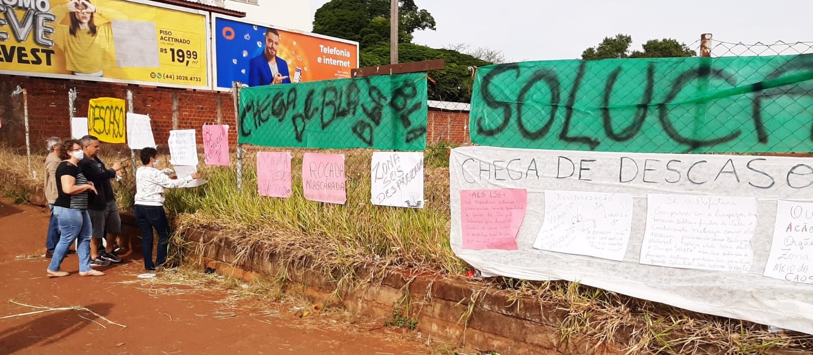 Moradores da Zona 06 fazem protesto e pedem soluções para a limpeza pública do bairro