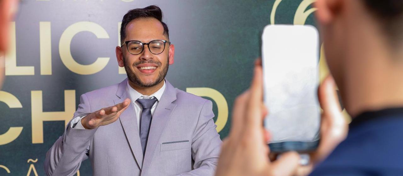 Primeiro enfermeiro surdo do Paraná recebe prêmio estadual