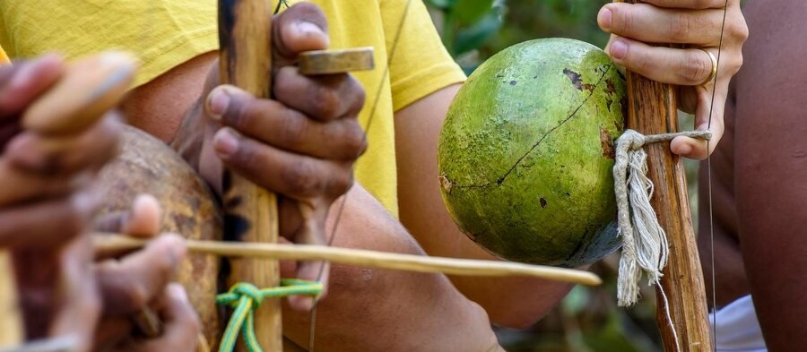 Oficina gratuita ensina a fazer um berimbau