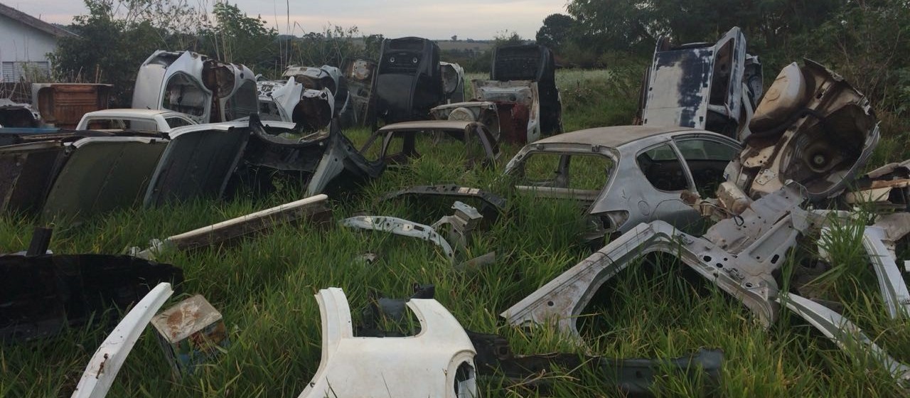 Polícia Militar descobre desmanche clandestino de carros em área pública