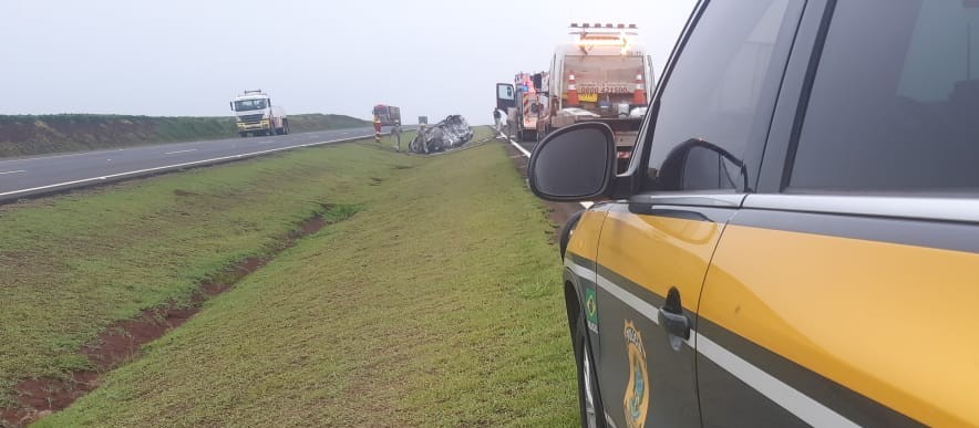 Carro pega fogo após bater em bitrem e motorista morre carbonizado