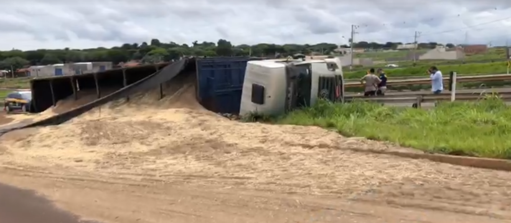 Carreta tomba no Contorno Norte e interdita meia pista