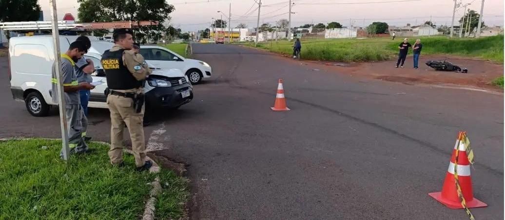 Jovem fica ferido após acidente em cruzamento de Maringá