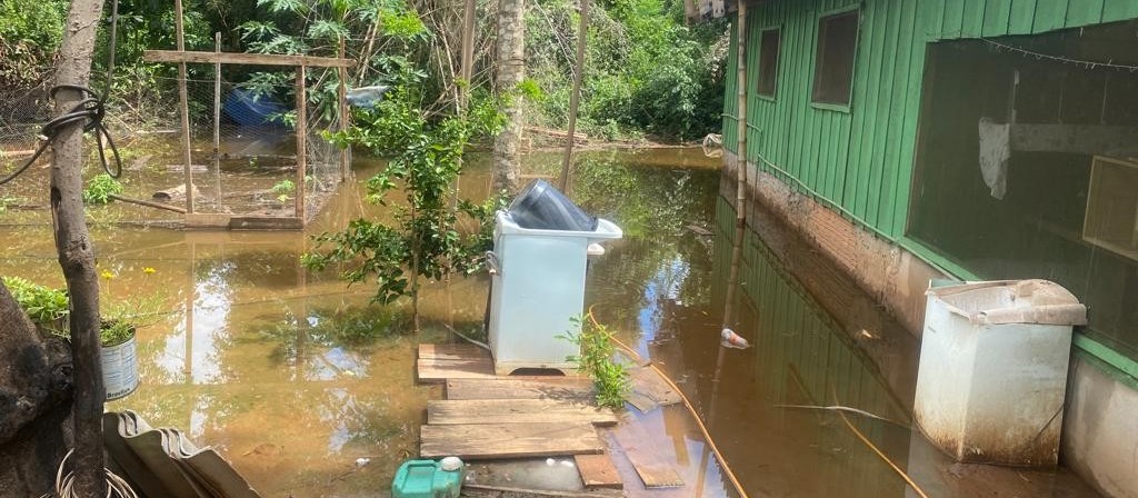 Ribeirinhos de Querência do Norte estão sendo retirados das residências