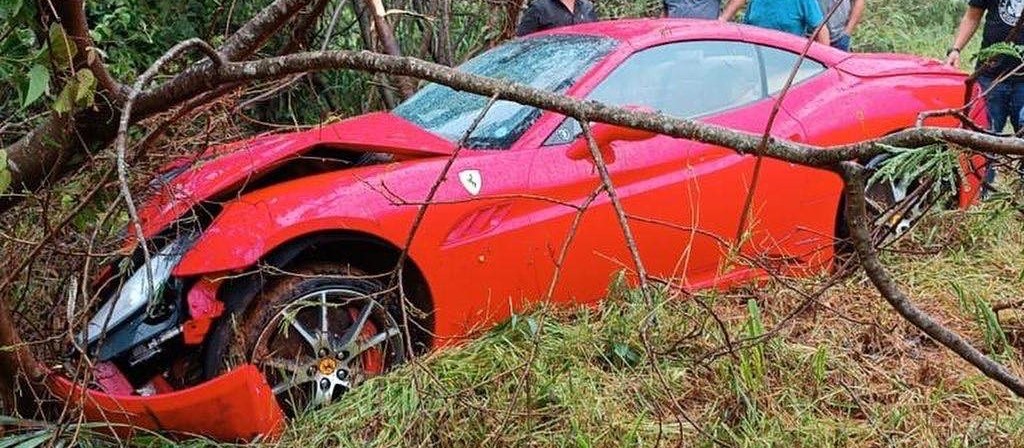 Motorista perde controle e bate Ferrari em rodovia da região