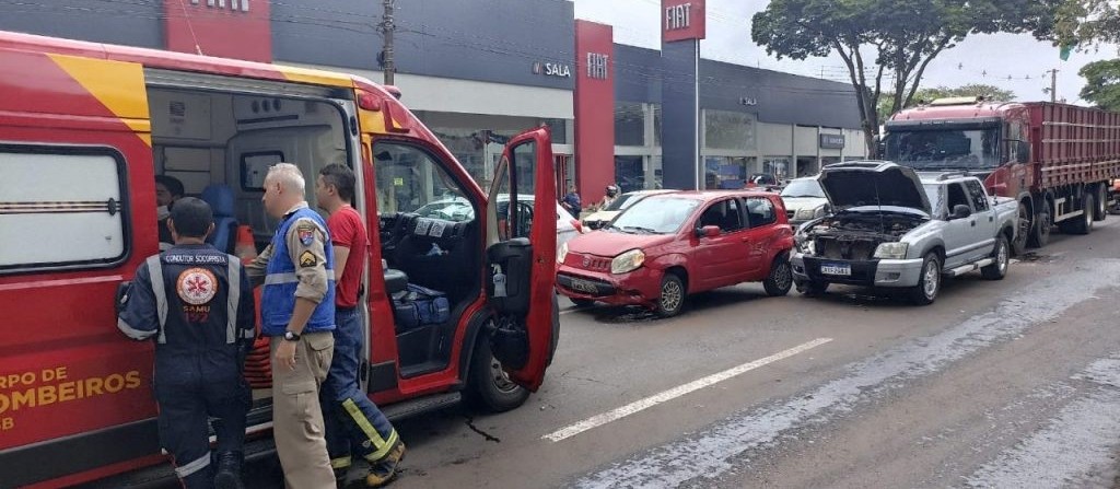 Engavetamento na Avenida Colombo deixa uma pessoa ferida