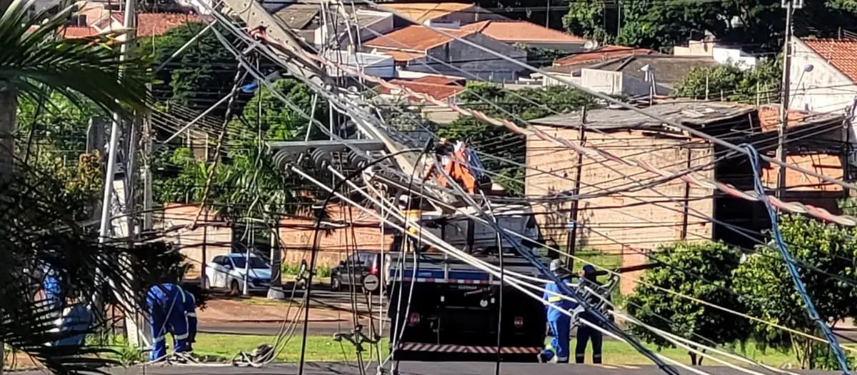 Motorista derruba oito postes em acidente em Maringá