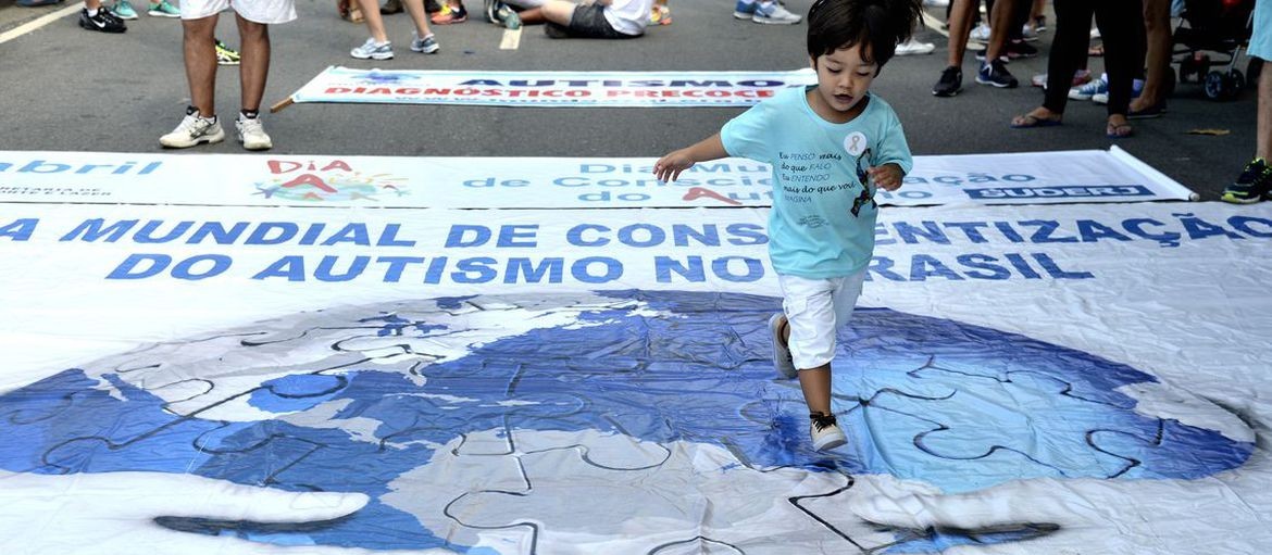 ‘As mães estão adoecidas’, relata mãe de filho autista sobre desafios enfrentados com o TEA