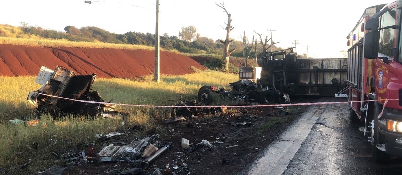 Caminhões batem na PR-317 e um deles pega fogo