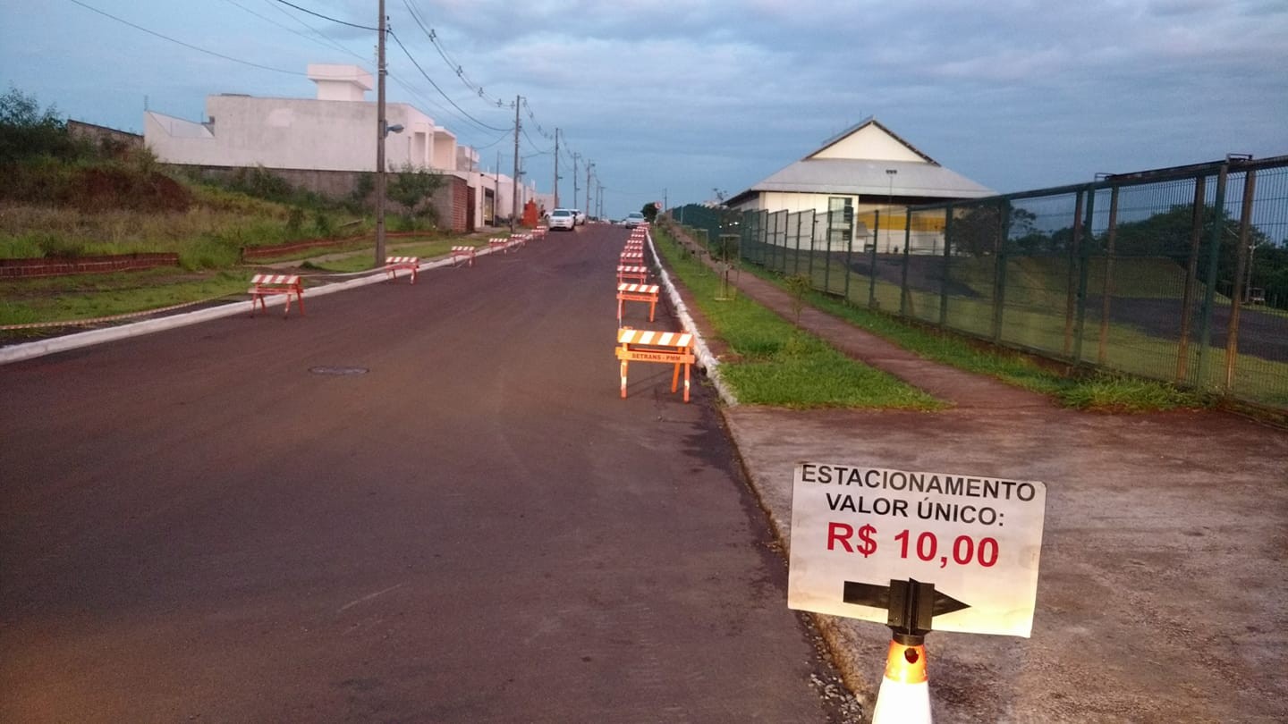 Ouvinte reclama de bloqueio em estacionamentos na rua do Parque do Japão