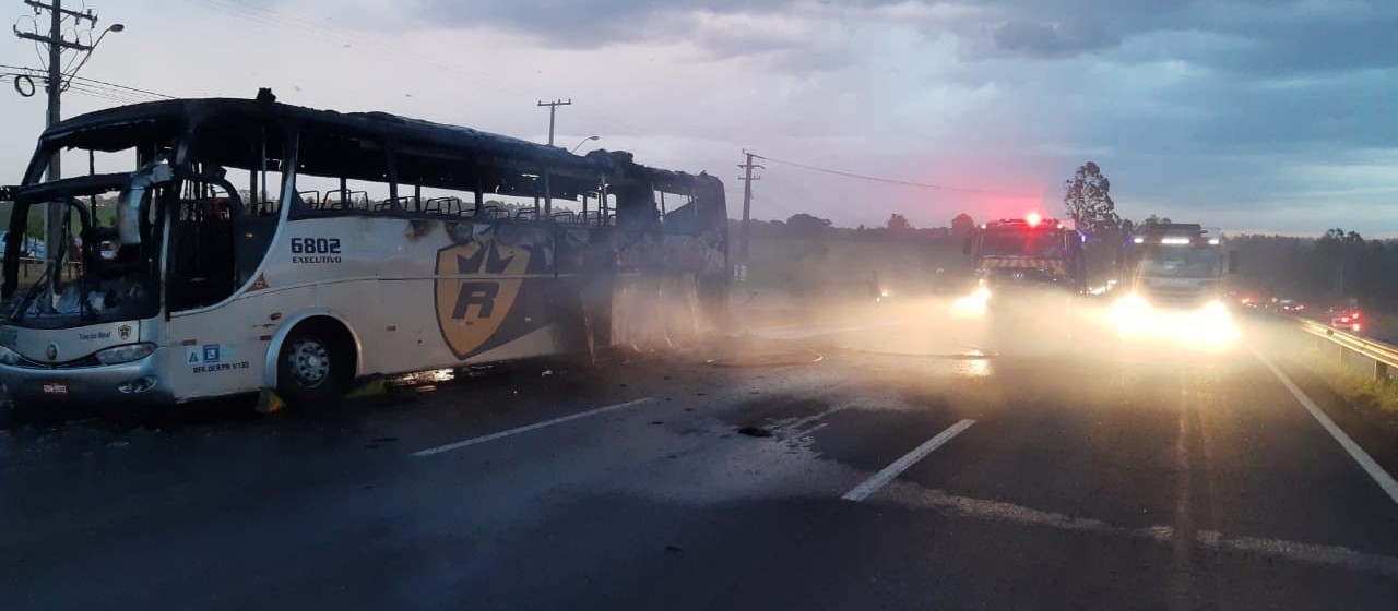 Ônibus pega fogo na BR-376, em Maringá