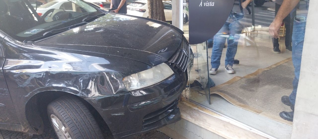 Carro invade calçada e bate em fachada de loja no centro de Maringá 