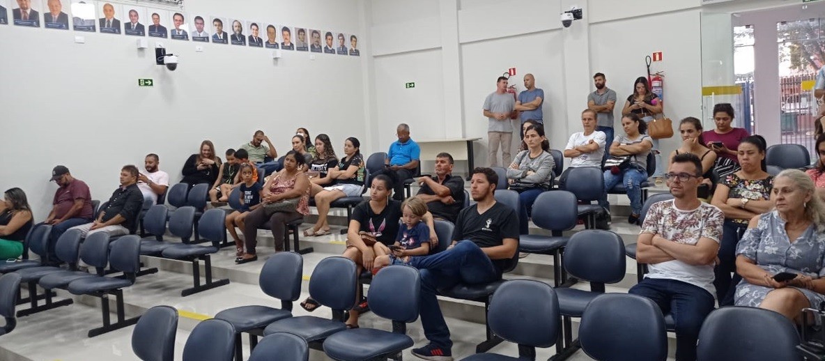 Pais fazem manifestação na Câmara por causa de demora nos reparos em escola