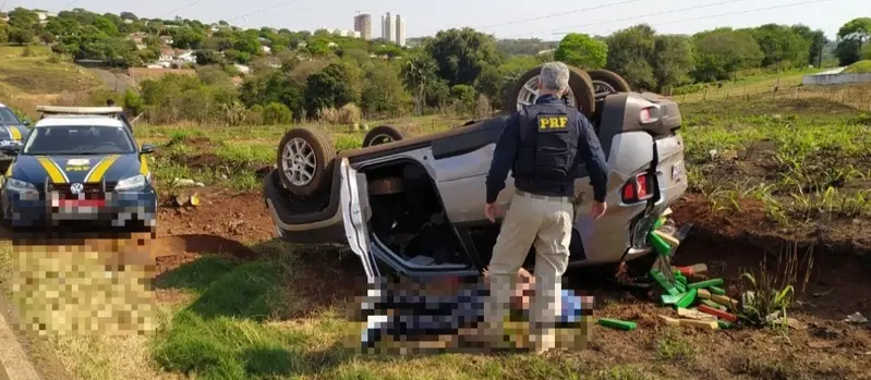 Motorista capota carro carregado com maconha em Maringá durante perseguição